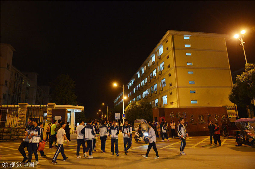 2018年5月31日,安徽省六安市,夜里11点左右,"高考工厂"毛坦厂中学下晚