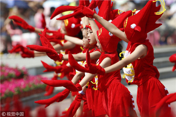 2018年6月12日,江苏淮安,演员在第十八届中国盱眙(金诚)国际龙虾节