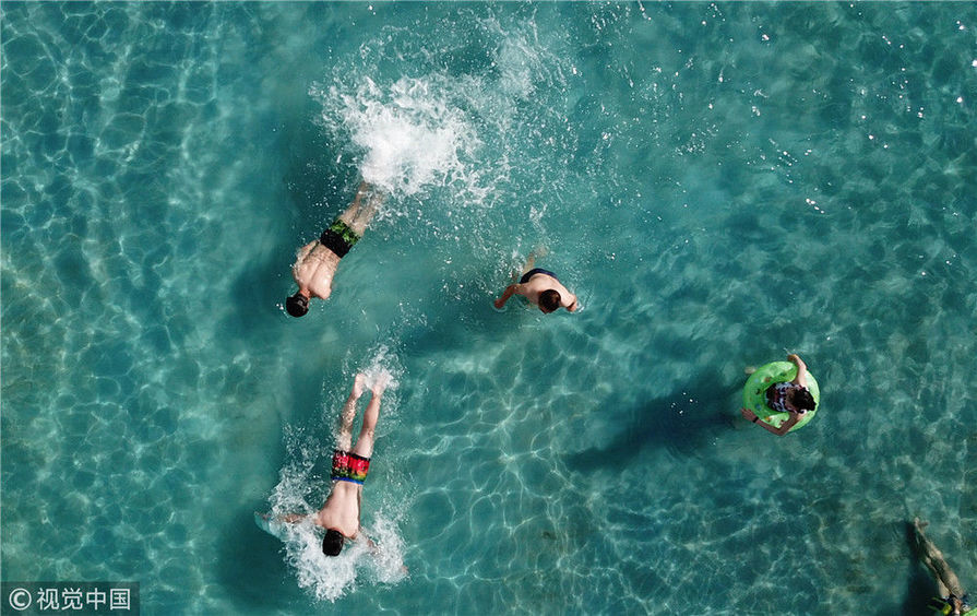 outdoor fun at water park to avoid summer heat in yangzhou