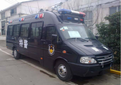 这是无锡市公安局巡特警支队举行的武装巡逻ptu发车仪式,标志着无锡