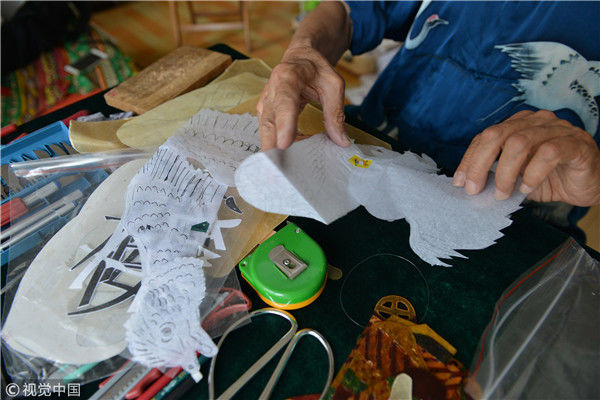 从选材,到绘画,着色,整平,处理,组装,赶制一个尺寸小的皮影,起码要一