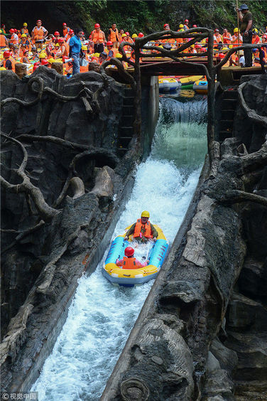 湖南永州,在东安县舜皇山景区,前来避暑和体验阿巴达激情漂流的游客