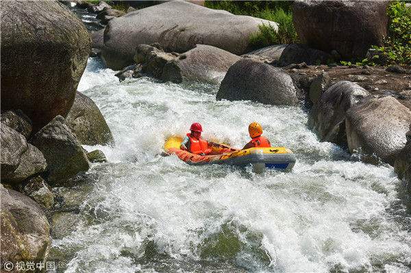 湖南永州,在东安县舜皇山景区,前来避暑和体验阿巴达激情漂流的游客