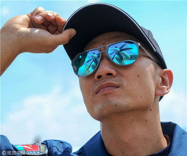 当地时间2018年7月20日,俄罗斯梁赞,一位带墨镜的解放军官兵在欢迎