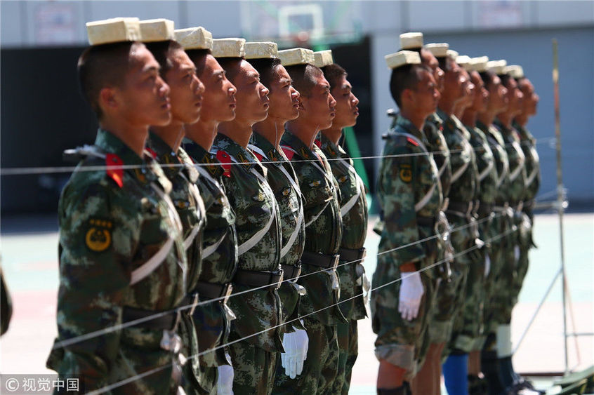 四川省遂宁市支队训练场上,40余名国旗护卫中队官兵在烈日下刻苦训练