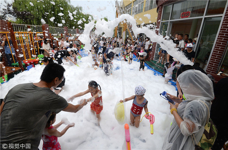 河北邯郸:幼儿园举行夏日亲子活动 家长孩子打水仗享清凉