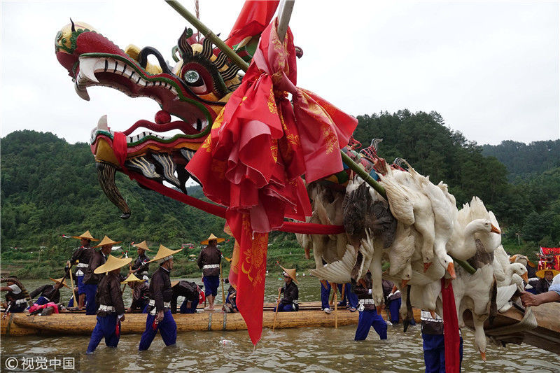 苗族独木龙舟节是台江县的国家级非物质文化遗产保护名录之一,迄今