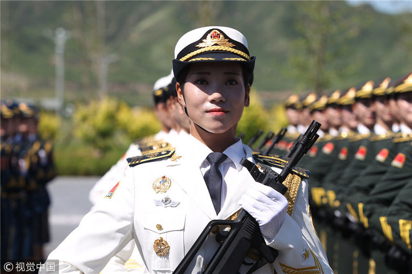 參加閱兵訓練的三軍儀仗隊女兵.陳平/視覺中國