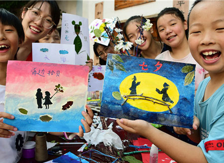 江苏镇江:环保创意枝叶拼贴画 手工制作别致七夕鹊桥相会图