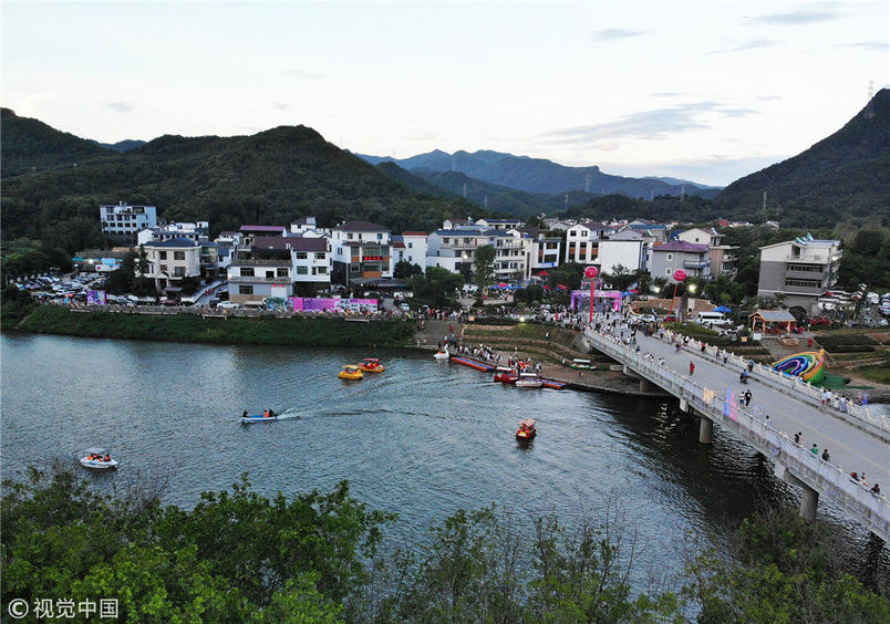 2018年8月18日,地处浙江义乌南江景观带的佛堂镇钟村,一大早就开始