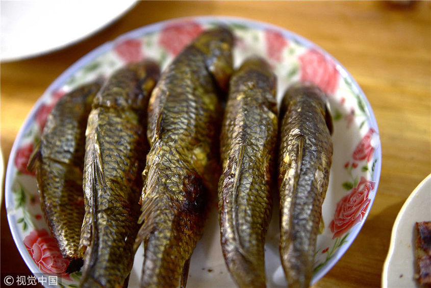 贵州从江:侗族烧鱼引客来