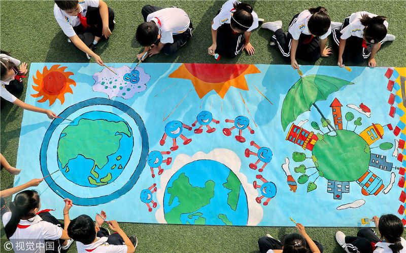 河北秦皇岛:小学生彩绘环保长卷 共同保护臭氧层
