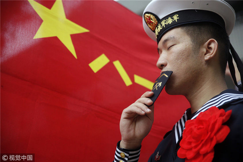 一名退役士兵深情亲吻自己的肩章周道先/视觉中国