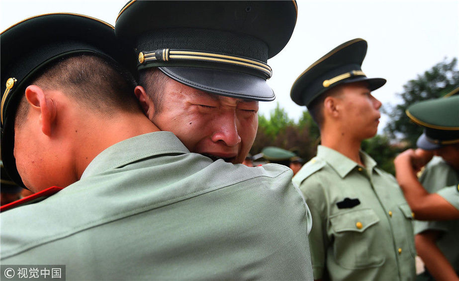 军人退伍离别洒泪照片图片