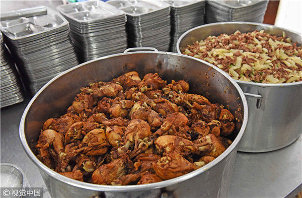 2018年9月19日,广东惠州监狱服刑人员中午的伙食,鸡腿和酸菜牛肉.