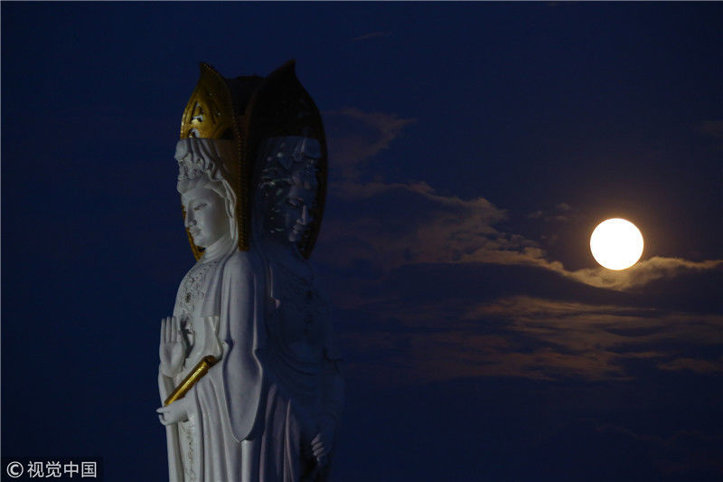 位于南山景区海边上空的一轮明月与108米海上观音像构成一道禅意美景