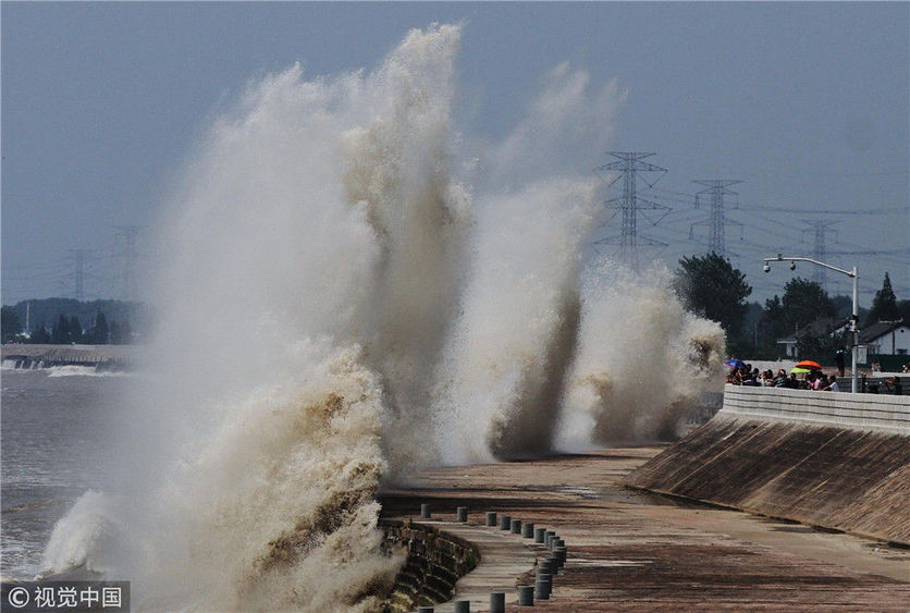 2015年8月31日,浙江海寧,在浙江海寧錢塘江丁橋段,錢塘大潮撞上魚鱗