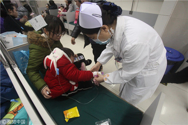 2019年1月11日,在江苏扬州市第一人民医院的儿童输液室,护士忙着为