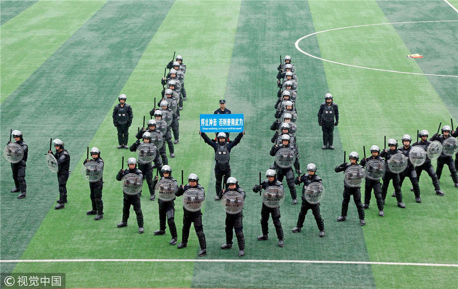 特警们从武装设卡盘查,突击攻坚以及应急处突等实战化训练科目入手