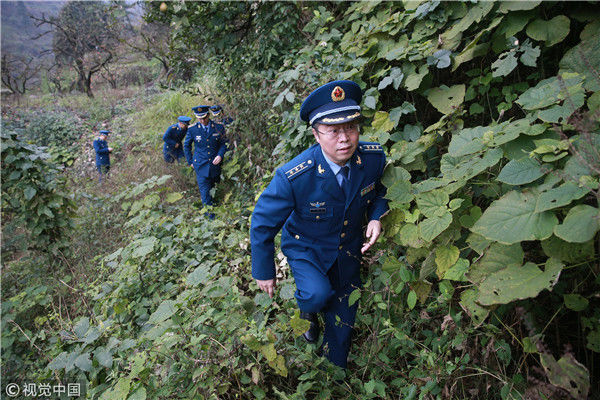 图片故事:她在岩洞出生在岩洞住8年 惊动空军部队军官出动2019-01-26