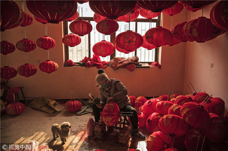 2019年1月24日,河北屯头村,当地工人赶制灯笼迎新春.