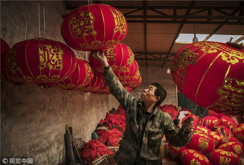 2019年1月24日,河北屯头村,当地工人赶制灯笼迎新春.