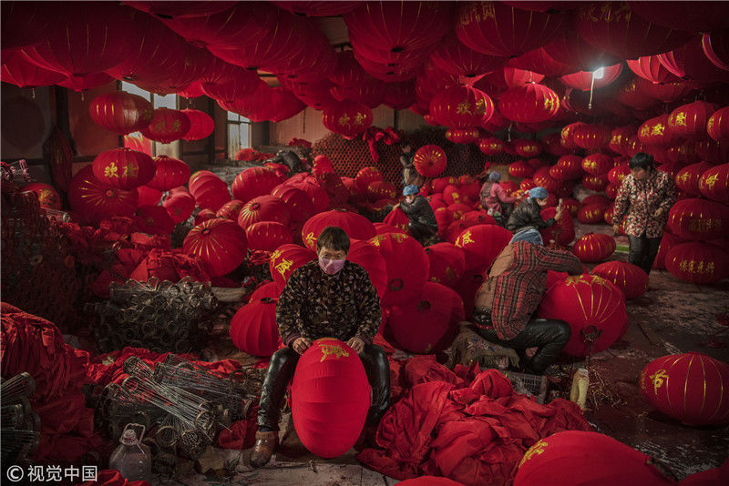 2019年1月24日,河北屯头村,当地工人赶制灯笼迎新春.