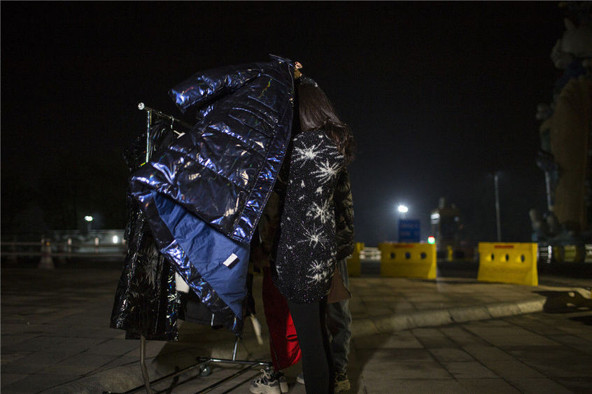 淘宝美女模特深夜杭州街头换装拍照 凌晨归家只敢门边偷看女儿