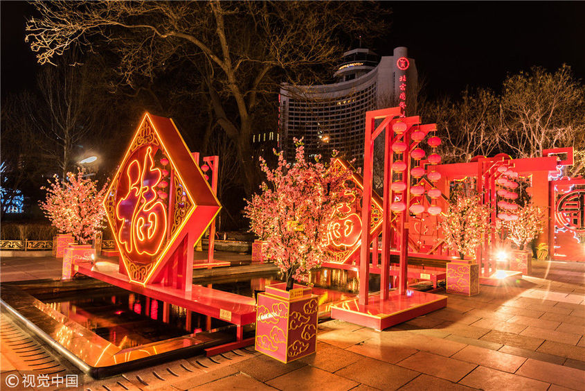 春节将至,北京长安街沿途主要路口被彩灯装点的色彩斑斓,五彩缤纷