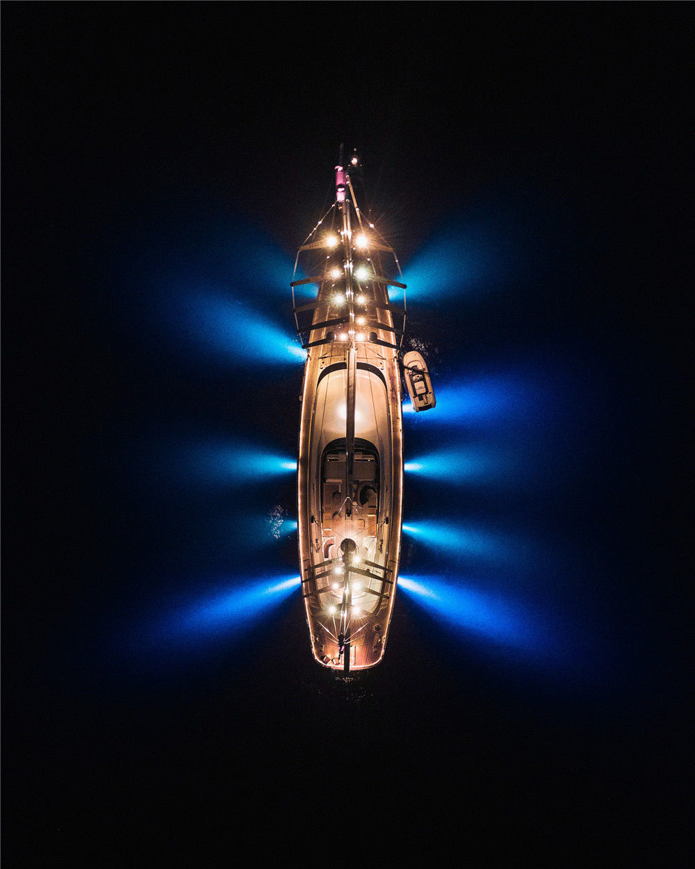 数十艘豪华游艇在夜幕降临后开启炫彩灯光,在海面上演了炫彩光影秀