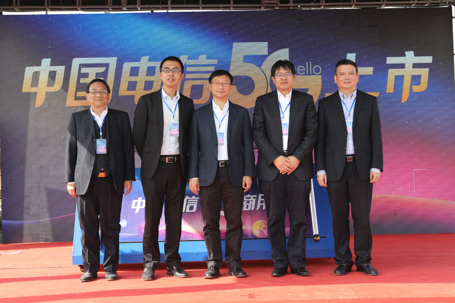 上图为中国电信江苏公司党委书记,总经理 董涛先生(中),中国电信江苏