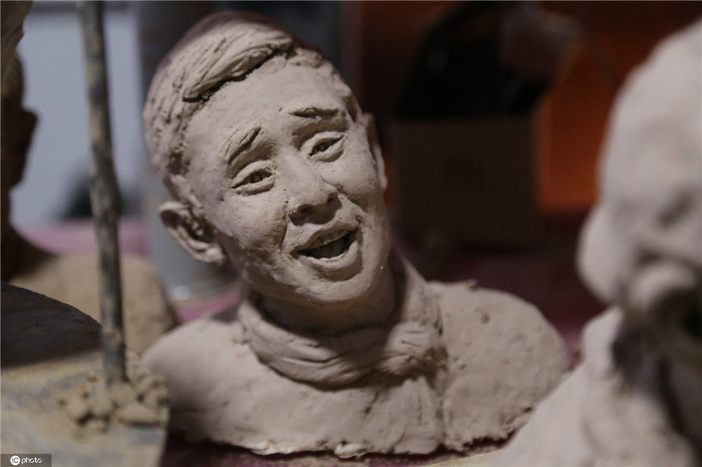 甘肃平凉一医院职工做200余件泥塑肖像 惟妙惟肖如活人