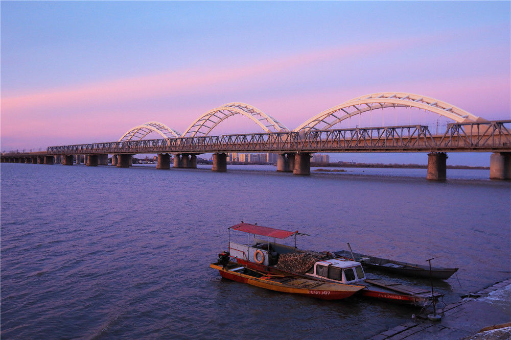 2019年11月8日,黑龙江省哈尔滨市,立冬来临之前,防洪胜利纪念塔,松北