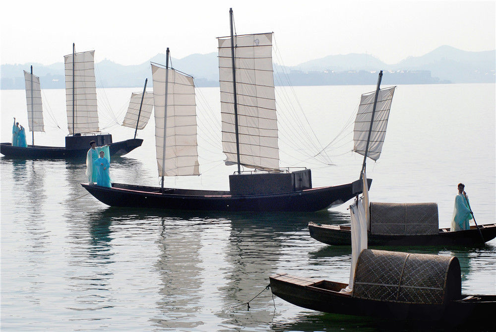 2019年12月9日,江西上饶,鄱阳县鄱阳湖国家湿地公园白沙洲附近水域