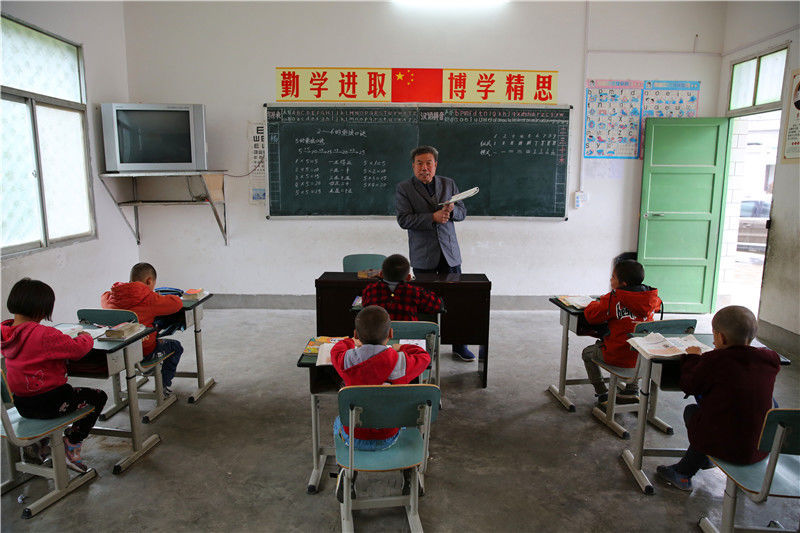 今年59岁的查代金老师已在乡村教师三尺讲台上站了42年,现在这所山村