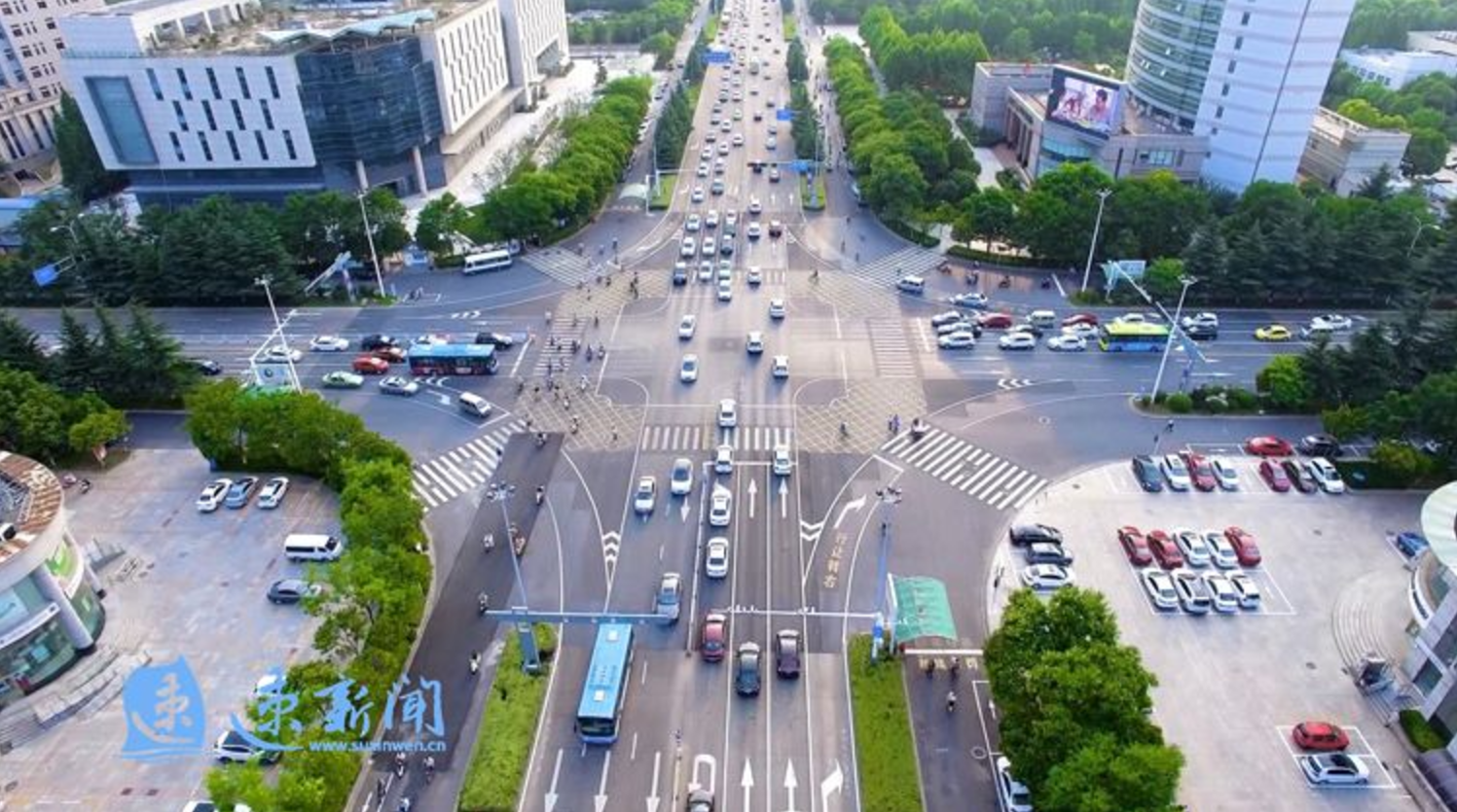 洪泽湖路与发展大道交叉路口"绿波带"