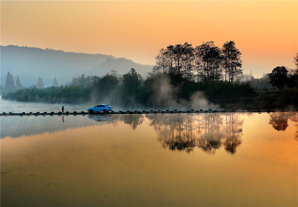 安徽黄山:晨曦初露新安江 宛若水墨丹青