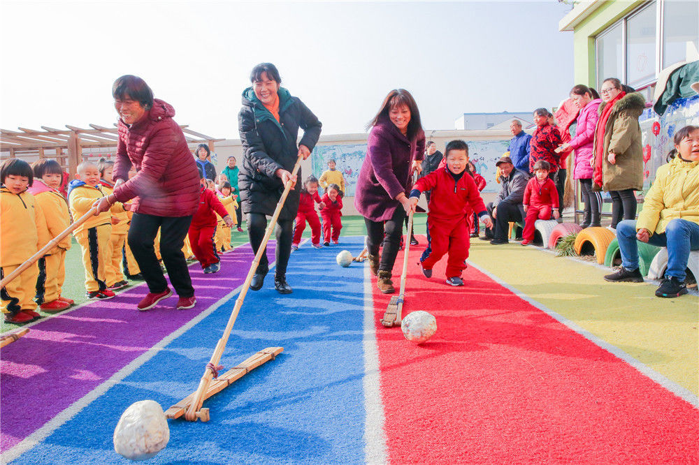 江苏南通,如皋市吴窑镇吴窑幼儿园,孩子和家长在玩赶小猪民间游戏