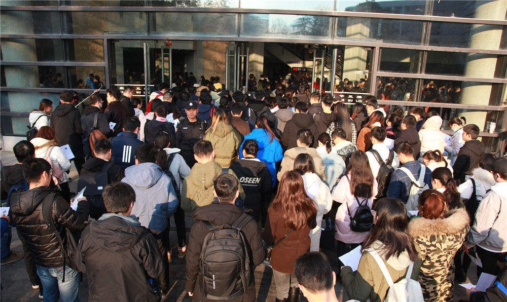 南京:2020年江苏公务员笔试开考 现场人山人海-荔枝网图片