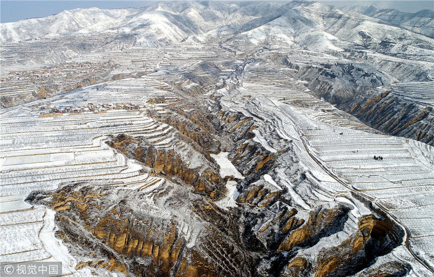 在中條山南麓的芮城縣沿山一帶,以黃土高原地貌為主的土塬溝壑被皚皚