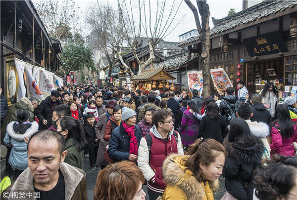 春节临近尾声,成都宽窄巷子景区依旧人气火爆,景区内人山人海,场面
