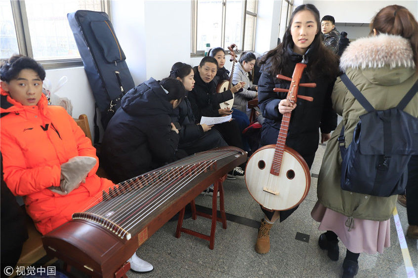 2019年2月16日,在山东艺术学院音乐学院艺考现场,众多艺考生在考场外