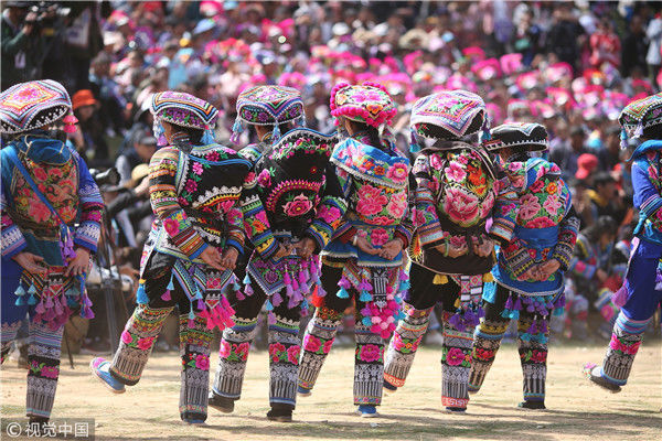 云南楚雄举办2019年彝族赛装节