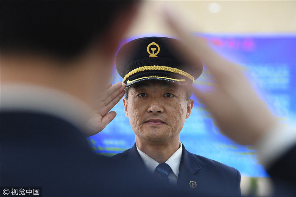 作为动车司机的陈林深知自己的责任重大,家里的事也很少能照顾上,孩子