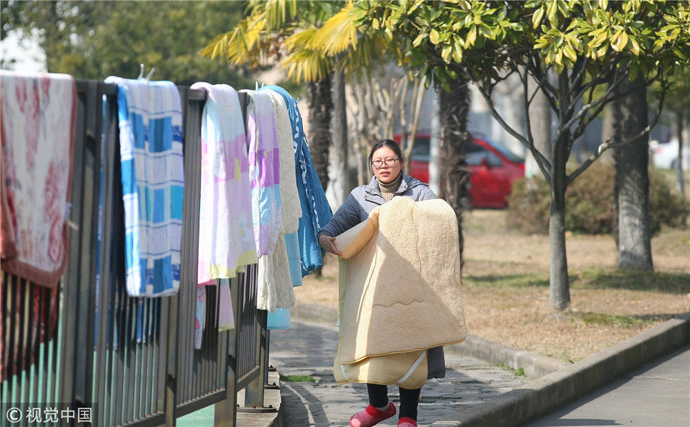 江苏南通迎来晴好天气 大学生趁天晴晾晒衣物场面壮观