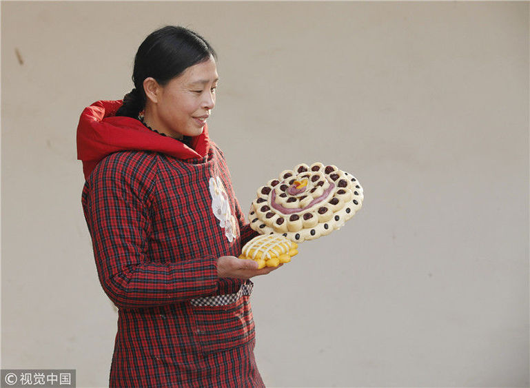 河南安阳:农民创意彩色果蔬花糕 祝愿生活幸福节节高