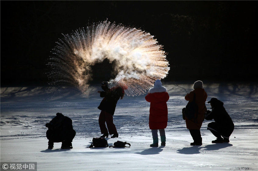 沈阳:大年初四 冬泳者演绎"泼水成冰"庆新春