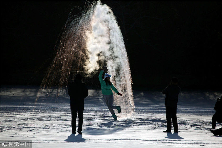 沈阳:大年初四 冬泳者演绎"泼水成冰"庆新春
