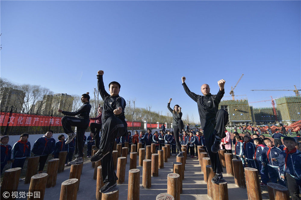 高新区深圳路小学,梅花桩拳传承人宋德敏在给意大利的国际友人做示范