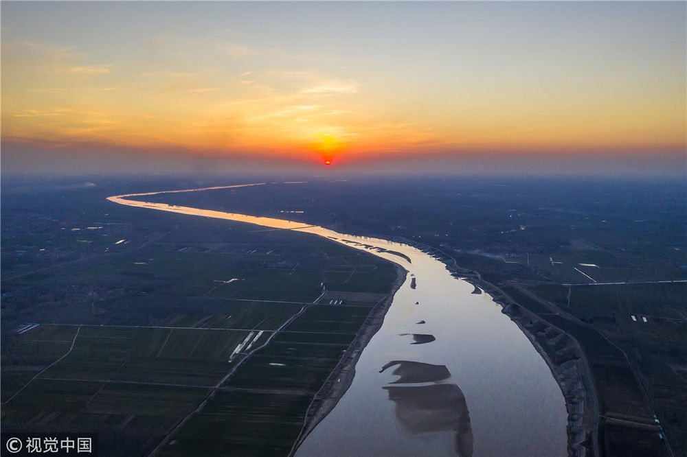 入春后,天气晴好,山东滨州黄河段落日映满江水,出现了长河落日满江红